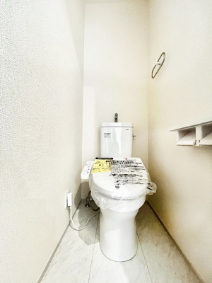 �g�C���@������1�������`Toilet�`�@�Y��E�X�b�L���E���K�ȃE�H�V�����b�g�t�g�C���ł��낰���Ԃł��B�g�C���͖����g�킴��𓾂Ȃ����́B����������ۂ������ł��ˁB�g�C����2��������̂Œ��̍��G���ɕ֗��ł��I