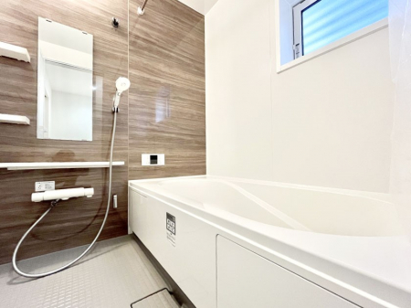 �����@������3�������`Bath Room�`�@���t���̃o�X���[���́A�̌������薾�邭�C�����̗ǂ���Ԃł��B�������邱�ƂŁA���C�����ǍD�B������芰����o�X���[���ŁA�����̃o�X�^�C�����y���݂ɂȂ肻���ł��B