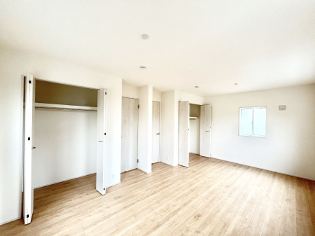 �q�������@������3�������`Bed Room�`�@���q�l�̐����ɍ��킹�ďZ�܂��̃��C�A�E�g���ς��܂��B�v�t���̃v���C�o�V�[���d��������A�����ɍ��킹�Ċ���x�b�g��z�u������B���������z���Ă̏Z�܂��I�т���؂ł��B