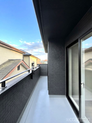 �o���R�j�[�@������1�������`Balcony�`�@������̃o���R�j�[�̑O�ɂ͉_�ȊO�ɑ��z���Ղ���̂�����܂���B�����󕨂������₷���A����薾�邭�C�����̂������������Ă��܂��B�g���₷���J���I�ȃo���R�j�[�ł���