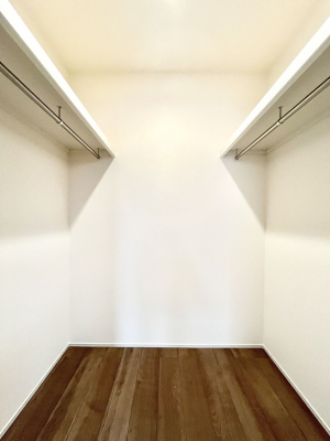 ���̑��@������1�������`Walk-in Closet�`�@��������̗m���������Ă��V���ɂȂ�ɂ����E�H�[�N�C���N���[�[�b�g�B�m���ȊO�ɂ��A���i�g��Ȃ��Ɠd��X�[�c�P�[�X�A�X�g�b�N�i�Ȃǉ��ł��Еt����������Ԃł��B