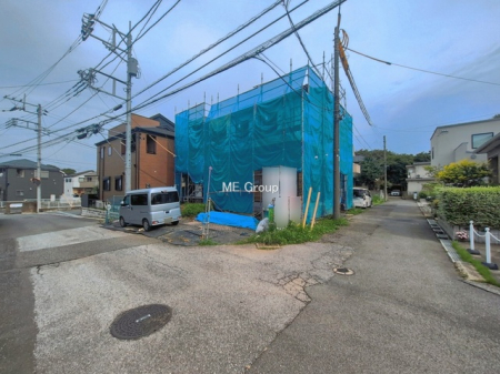 ���n�O�ώʐ^�@�`Exterior�`�@�O�ʓ��H�F�� 4.5m �����A�� 4m �����@��w�̈�ˌ��Ă𒆐S�Ƃ����X���݂����R�Ƒ����A���ӂ͍��������������Ă��Ȃ��̂ŁA�΂̑����ՐÂȎ����������ł��B