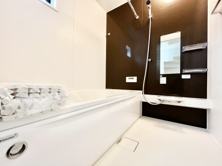 �����@�����`Bath Room�`�@�������������͋C�̗����Ŗ����Ɍ����ă��t���b�V���B���������@�\���t���Ă���̂ŗׂ̐���@�u����Ő􂢏オ�������󕨂��A�J�̓����V�C���C�ɂ������������邱�Ƃ��\�ł��B