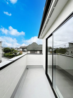 �o���R�j�[�@�����`Balcony�`�@������̃o���R�j�[�̑O�ɂ͉_�ȊO�ɑ��z���Ղ���̂�����܂���B�����󕨂������₷���A����薾�邭�C�����̂������������Ă��܂��B�g���₷���J���I�ȃo���R�j�[�ł���