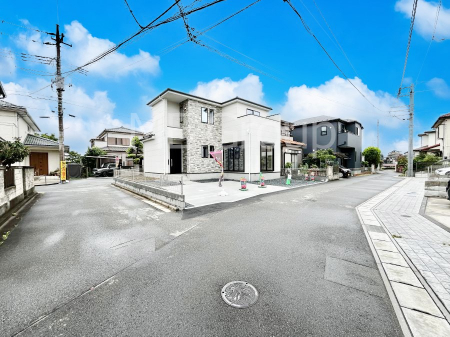 ���n�O�ώʐ^�@�O�ρ`Exterior�`�@�O�ʓ��H�F �k�� 4.5m �����A�쐼�E�쓌  4m �����@��w�̈�ˌ��Ă𒆐S�Ƃ����X���݂����R�Ƒ����A���ӂ͍��������������Ă��Ȃ��̂ŁA�΂̑����ՐÂȎ����������ł��B