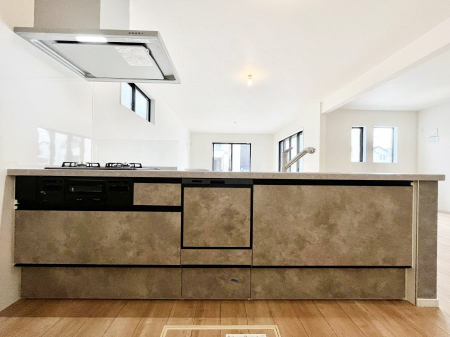 �L�b�`���@�����`Kitchen�`�@��b���e�ރ��r���O�A�������������Ȃ�L�b�`���B�Ƃ́A�������������ł͂Ȃ��A��炵��������A���K�ɂ���ꏊ�B�Ί�̖����A���炬�̓��X�̂��߂ɁA�ŐV�̐ݔ��E�d�l���̗p�B