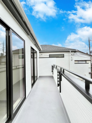 �o���R�j�[�@������A�������`Balcony�`�@������̃o���R�j�[�̑O�ɂ͉_�ȊO�ɑ��z���Ղ���̂�����܂���B�����󕨂������₷���A����薾�邭�C�����̂������������Ă��܂��B�g���₷���J���I�ȃo���R�j�[�ł���