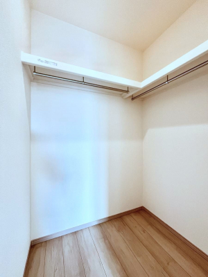 ���̑��@������A�������`Walk-in Closet�`�@��������̗m���������Ă��V���ɂȂ�ɂ����E�H�[�N�C���N���[�[�b�g�B�m���ȊO�ɂ��A���i�g��Ȃ��Ɠd��X�[�c�P�[�X�A�X�g�b�N�i�Ȃǉ��ł��Еt����������Ԃł��B
