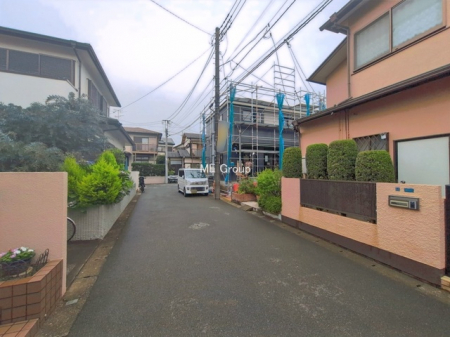 ���n�O�ώʐ^�@�`Exterior�`�@�O�ʓ��H�F�� 5m �����A�k 4m �����@��w�̈�ˌ��Ă𒆐S�Ƃ����X���݂����R�Ƒ����A���ӂ͍��������������Ă��Ȃ��̂ŁA�΂̑����ՐÂȎ����������ł��B
