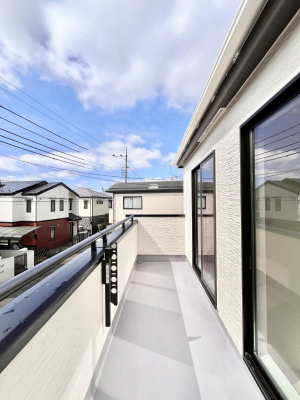 �o���R�j�[�@������B�������`Balcony�`�@������̃o���R�j�[�̑O�ɂ͉_�ȊO�ɑ��z���Ղ���̂�����܂���B�����󕨂������₷���A����薾�邭�C�����̂������������Ă��܂��B�g���₷���J���I�ȃo���R�j�[�ł���