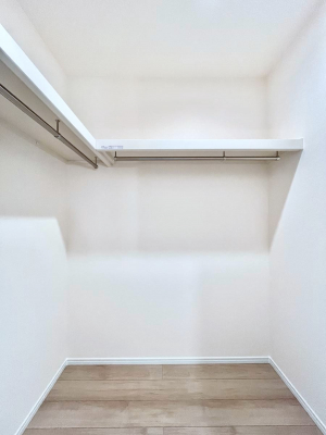 ���̑��@������B�������`Walk-in Closet�`�@��������̗m���������Ă��V���ɂȂ�ɂ����E�H�[�N�C���N���[�[�b�g�B�m���ȊO�ɂ��A���i�g��Ȃ��Ɠd��X�[�c�P�[�X�A�X�g�b�N�i�Ȃǉ��ł��Еt����������Ԃł��B