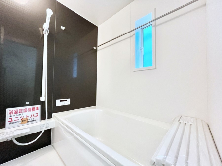 �����@������1�������`Bath Room�`�@����L�΂��ē������邱�Ƃ��\�I����̔�������M�d�ȃo�X�^�C���ł��B���q�l�Ƃ��ꏏ�ł��\���ȍL���Ȃ̂ŁA���r���O�Ƃ͈�����Ƒ��c�R�̂ЂƎ������y���݂��������܂��B