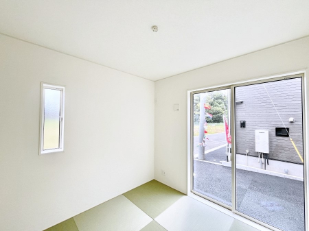 ���̑����ρ@������1�������`Japanese Room�`�@LDK�אڂ̃^�^�~�R�[�i�[�́A�A�C���������Ȃǉ��l�̉Ǝ��X�y�[�X�Ƃ��āA�܂������Ȃ��q�l�̂��邲�ƒ�ł͂����Q�₨�ނւ��̏�Ƃ��Ă����p���������܂��B