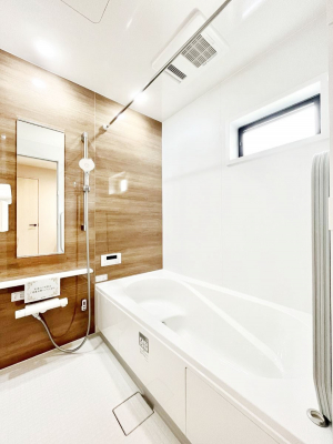 �����@�����`Bath Room�`�@�������������͋C�̗����Ŗ����Ɍ����ă��t���b�V���B���������@�\���t���Ă���̂ŗׂ̐���@�u����Ő􂢏オ�������󕨂��A�J�̓����V�C���C�ɂ������������邱�Ƃ��\�ł��B
