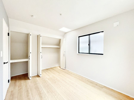 �Q���@�����`Bed Room�`  �S�����ɂ͎��[�N���[�[�b�g�������I���i�g���̂��m���⏬���͂������A�G�ߕ��̂��m���Ȃǂ���������Ɛ������ڂ����܂������܂��B  ������Ԃ��L���g�p�ł��܂��ˁB
