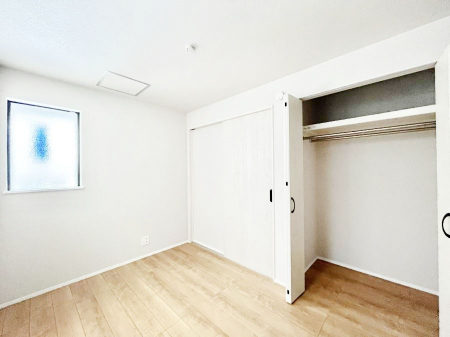 �q�������@�����`Bed Room�`�@�q�������͂��q�l�ɂƂ��đ�Ϗd�Ȗ���������܂��B�q����l�ŉ߂�����Ԃ�^���邱�ƂŁA�h���׋����Ԃ����R�Ƒ����܂����畔���̕Еt����|���Ȃǂ��������ƂɌq����܂��B