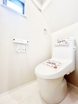 �g�C���@�����`Toilet�`�@�Y��E�X�b�L���E���K�ȃE�H�V�����b�g�t�g�C���ł��낰���Ԃł��B1�A2�K���Ƀg�C���X�y�[�X�I�̌������薾�邭�A���K��ԂƂȂ��Ă���܂��������g���ꏊ�����炱���̔z���ł��I