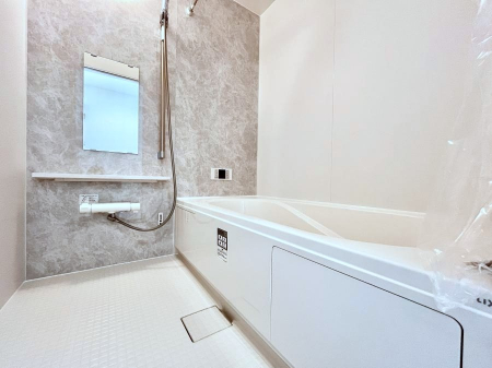 �����@�����`Bath Room�`�@�������������͋C�̗����Ŗ����Ɍ����ă��t���b�V���B���������@�\���t���Ă���̂ŗׂ̐���@�u����Ő􂢏オ�������󕨂��A�J�̓����V�C���C�ɂ������������邱�Ƃ��\�ł��B