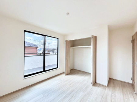 �Q���@�����`Bed Room�`  �S�����ɂ͎��[�N���[�[�b�g�������I���i�g���̂��m���⏬���͂������A�G�ߕ��̂��m���Ȃǂ���������Ɛ������ڂ����܂������܂��B  ������Ԃ��L���g�p�ł��܂��ˁB