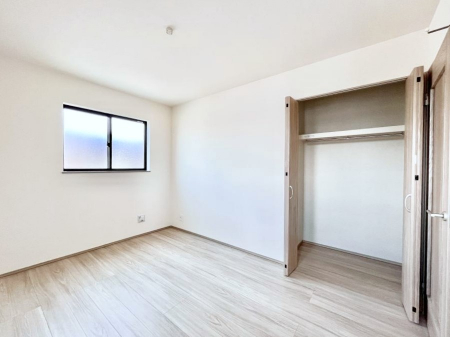 �q�������@�����`Bed Room�`�@�q�������͂��q�l�ɂƂ��đ�Ϗd�Ȗ���������܂��B�q����l�ŉ߂�����Ԃ�^���邱�ƂŁA�h���׋����Ԃ����R�Ƒ����܂����畔���̕Еt����|���Ȃǂ��������ƂɌq����܂��B