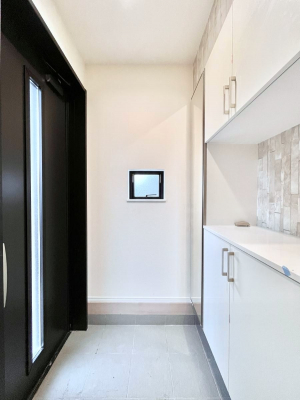 ���ց@������A�������`Entrance�`�@�Ƃ̒��ł��q�l���}����ŏ��̏ꏊ�ł��錺�ւ́A�Ƃ̈�ۂ��̂��̂ł��I�L�x�Ȍ��֎��[�ŁA����Y��ɕۂ��Ƃ��o���܂��􌺊ւɂ͂����Ղ���[�̉��ʔ��������I