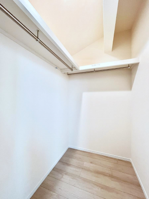 ���̑��@������A�������`Walk-in Closet�`�@��������̗m���������Ă��V���ɂȂ�ɂ����E�H�[�N�C���N���[�[�b�g�B�m���ȊO�ɂ��A���i�g��Ȃ��Ɠd��X�[�c�P�[�X�A�X�g�b�N�i�Ȃǉ��ł��Еt����������Ԃł��B