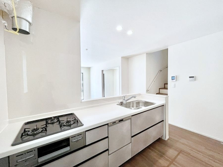 �L�b�`���@������A�������`Kitchen�`�@��b���e�ރ��r���O�A�������������Ȃ�L�b�`���B�Ƃ́A�������������ł͂Ȃ��A��炵��������A���K�ɂ���ꏊ�B�Ί�̖����A���炬�̓��X�̂��߂ɁA�ŐV�̐ݔ��E�d�l���̗p�B
