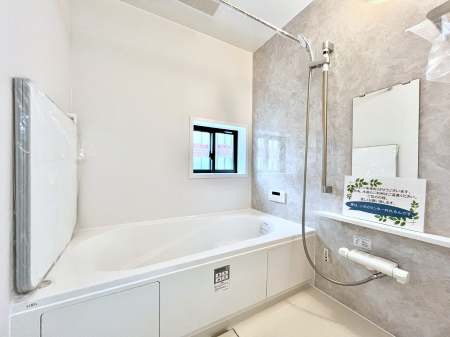 �����@������B�������`Bath Room�`�@���t���̃o�X���[���́A�̌������薾�邭�C�����̗ǂ���Ԃł��B�������邱�ƂŁA���C�����ǍD�B������芰����o�X���[���ŁA�����̃o�X�^�C�����y���݂ɂȂ肻���ł��B