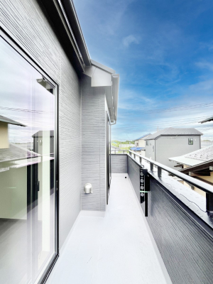 �o���R�j�[�@������B�������`Balcony�`�@������̃o���R�j�[�̑O�ɂ͉_�ȊO�ɑ��z���Ղ���̂�����܂���B�����󕨂������₷���A����薾�邭�C�����̂������������Ă��܂��B�Ƒ��S�����̐��󕨂���C�Ɋ����܂��B