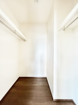 ���̑��@������B�������`Walk-in Closet�`�@��������̗m���������Ă��V���ɂȂ�ɂ����E�H�[�N�C���N���[�[�b�g�B�m���ȊO�ɂ��A���i�g��Ȃ��Ɠd��X�[�c�P�[�X�A�X�g�b�N�i�Ȃǉ��ł��Еt����������Ԃł��B
