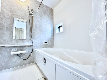 �����@������A�������`Bath Room�`�@����L�΂��ē������邱�Ƃ��\�I����̔�������M�d�ȃo�X�^�C���ł��B���q�l�Ƃ��ꏏ�ł��\���ȍL���Ȃ̂ŁA���r���O�Ƃ͈�����Ƒ��c�R�̂ЂƎ������y���݂��������܂��B