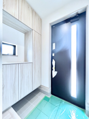 ���ց@������A�������`Entrance�`�@�Ƃ̒��ł��q�l���}����ŏ��̏ꏊ�ł��錺�ւ́A�Ƃ̈�ۂ��̂��̂ł��I�L�x�Ȍ��֎��[�ŁA����Y��ɕۂ��Ƃ��o���܂��􌺊ւɂ͂����Ղ���[�̉��ʔ��������I