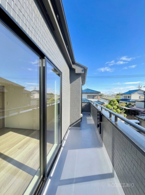 �o���R�j�[�@������A�������`Balcony�`�@������̃o���R�j�[�̑O�ɂ͉_�ȊO�ɑ��z���Ղ���̂�����܂���B�����󕨂������₷���A����薾�邭�C�����̂������������Ă��܂��B�g���₷���J���I�ȃo���R�j�[�ł���