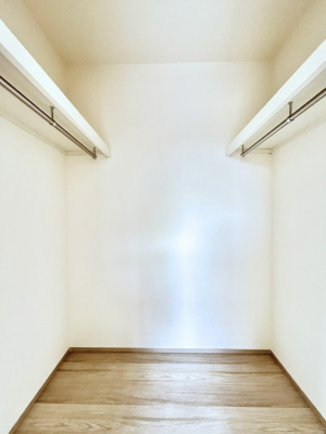 ���̑��@������A�������`Walk-in Closet�`�@��������̗m���������Ă��V���ɂȂ�ɂ����E�H�[�N�C���N���[�[�b�g�B�m���ȊO�ɂ��A���i�g��Ȃ��Ɠd��X�[�c�P�[�X�A�X�g�b�N�i�Ȃǉ��ł��Еt����������Ԃł��B