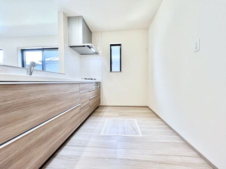 �L�b�`���@������A�������`Kitchen�`�@���R�������鑋�̂���L�b�`���������g���ꏊ�����炱���A�g��������l�����܂����B�������Ƃ����L�b�`���R�[�i�[�͎����L���Ȏd�オ��ƂȂ��Ă���܂��B