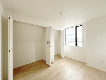 �q�������@�����`Bed Room�`�@�q�������͂��q�l�ɂƂ��đ�Ϗd�Ȗ���������܂��B�q����l�ŉ߂�����Ԃ�^���邱�ƂŁA�h���׋����Ԃ����R�Ƒ����܂����畔���̕Еt����|���Ȃǂ��������ƂɌq����܂��B�@
