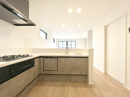 �L�b�`���@�����`Kitchen�`�@��b���e�ރ��r���O�A�������������Ȃ�L�b�`���B�Ƃ́A�������������ł͂Ȃ��A��炵��������A���K�ɂ���ꏊ�B�Ί�̖����A���炬�̓��X�̂��߂ɁA�ŐV�̐ݔ��E�d�l���̗p�B