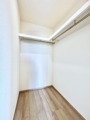 ���̑��@�����`Walk-in Closet�`�@�K�v�Ȃ��̂�R�[�f�B�l�[�g���ꗗ���Ċm�F�ł��A�g�x�x�⏀�����Z���ԂōςރE�H�[�N�C���N���[�[�b�g��ݒu���܂����B�Ƃ̒�����������Ƃ�����֗��Ȏ��[�X�y�[�X�ł��B
