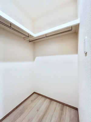 ���̑��@������B�������`Walk-in Closet�`�@��������̗m���������Ă��V���ɂȂ�ɂ����E�H�[�N�C���N���[�[�b�g�B�m���ȊO�ɂ��A���i�g��Ȃ��Ɠd��X�[�c�P�[�X�A�X�g�b�N�i�Ȃǉ��ł��Еt����������Ԃł��B