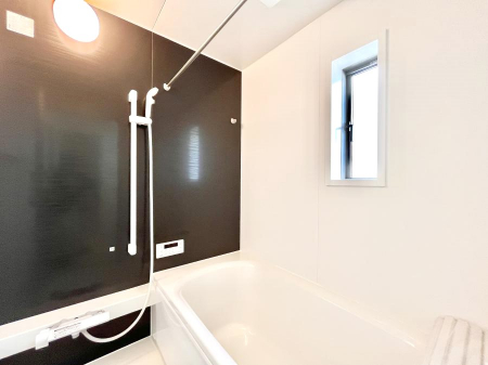�����@�������P�������`Bath Room�`�@���t���̃o�X���[���́A�̌������薾�邭�C�����̗ǂ���Ԃł��B�������邱�ƂŁA���C�����ǍD�B������芰����o�X���[���ŁA�����̃o�X�^�C�����y���݂ɂȂ肻���ł��B