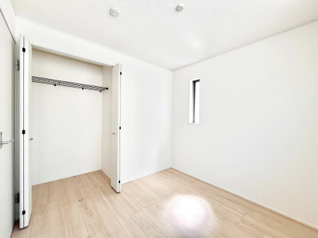 �Q���@�������P�������`Bed Room�`  �S�����ɂ͎��[�N���[�[�b�g�������I���i�g���̂��m���⏬���͂������A�G�ߕ��̂��m���Ȃǂ���������Ɛ������ڂ����܂������܂��B  ������Ԃ��L���g�p�ł��܂��ˁB