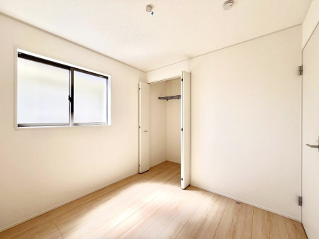 �q�������@�������P�������`Bed Room�`�@�q�������͂��q�l�ɂƂ��đ�Ϗd�Ȗ���������܂��B�q����l�ŉ߂�����Ԃ�^���邱�ƂŁA�h���׋����Ԃ����R�Ƒ����܂����畔���̕Еt����|���Ȃǂ��������ƂɌq����܂��B