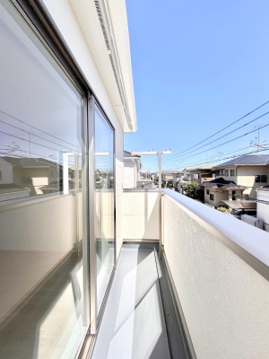 �o���R�j�[�@�������P�������`Balcony�`�@�傫�ȋ�Ɉ͂܂ꂽ�C�����̂����ƁB�o���R�j�[��`�������ň��|�I�ȊJ�����ɕ�܂�܂��B�o���R�j�[�͗z���������݂��z�c����󕨂��C�����悭�������Ƃ��ł��܂��B