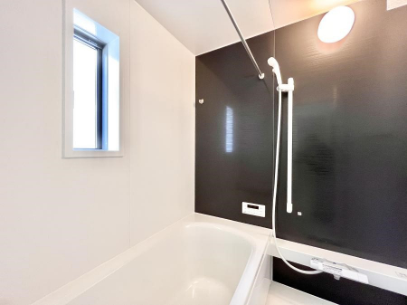 �����@�������Q�������`Bath Room�`�@���t���̃o�X���[���́A�̌������薾�邭�C�����̗ǂ���Ԃł��B�������邱�ƂŁA���C�����ǍD�B������芰����o�X���[���ŁA�����̃o�X�^�C�����y���݂ɂȂ肻���ł��B