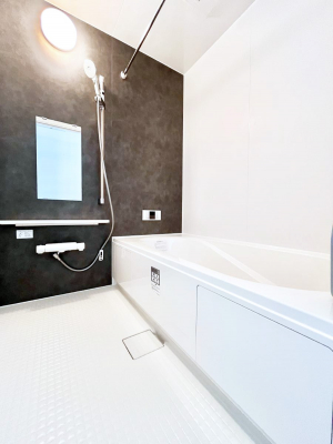 �����@������B�������`Bath Room�`�@����L�΂��ē������邱�Ƃ��\�I����̔�������M�d�ȃo�X�^�C���ł��B���q�l�Ƃ��ꏏ�ł��\���ȍL���Ȃ̂ŁA���r���O�Ƃ͈�����Ƒ��c�R�̂ЂƎ������y���݂��������܂��B