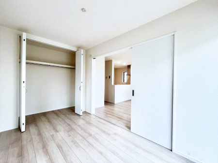 �q�������@������B�������`Bed Room�`�@�q�������͂��q�l�ɂƂ��đ�Ϗd�Ȗ���������܂��B�q����l�ŉ߂�����Ԃ�^���邱�ƂŁA�h���׋����Ԃ����R�Ƒ����܂����畔���̕Еt����|���Ȃǂ��������ƂɌq����܂��B