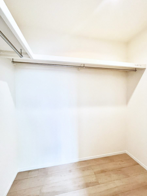 ���̑��@������B�������`Walk-in Closet�`�@��������̗m���������Ă��V���ɂȂ�ɂ����E�H�[�N�C���N���[�[�b�g�B�m���ȊO�ɂ��A���i�g��Ȃ��Ɠd��X�[�c�P�[�X�A�X�g�b�N�i�Ȃǉ��ł��Еt����������Ԃł��B