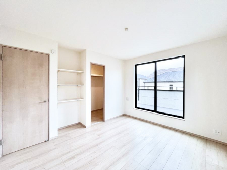 �Q���@������A�������`Bed Room�`�@�u��������������l�v�Ƃ��v�w�ł�����肭�낰��WIC�t���̐Q���B�����̉Ǝ��₨�d���ɔ�ꂽ���̓t�J�t�J�̃x�b�g�Ŗ�����Ă��������B���K�ȍL����������