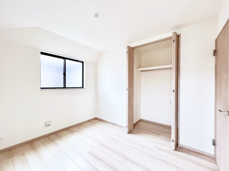 �q�������@������A�������`Bed Room�`�@�q�������͂��q�l�ɂƂ��đ�Ϗd�Ȗ���������܂��B�q����l�ŉ߂�����Ԃ�^���邱�ƂŁA�h���׋����Ԃ����R�Ƒ����܂����畔���̕Еt����|���Ȃǂ��������ƂɌq����܂��B