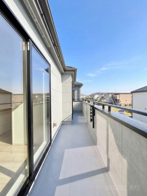 �o���R�j�[�@������A�������`Balcony�`�@������̃o���R�j�[�̑O�ɂ͉_�ȊO�ɑ��z���Ղ���̂�����܂���B�����󕨂������₷���A����薾�邭�C�����̂������������Ă��܂��B�Ƒ��S�����̐��󕨂���C�Ɋ����܂��B